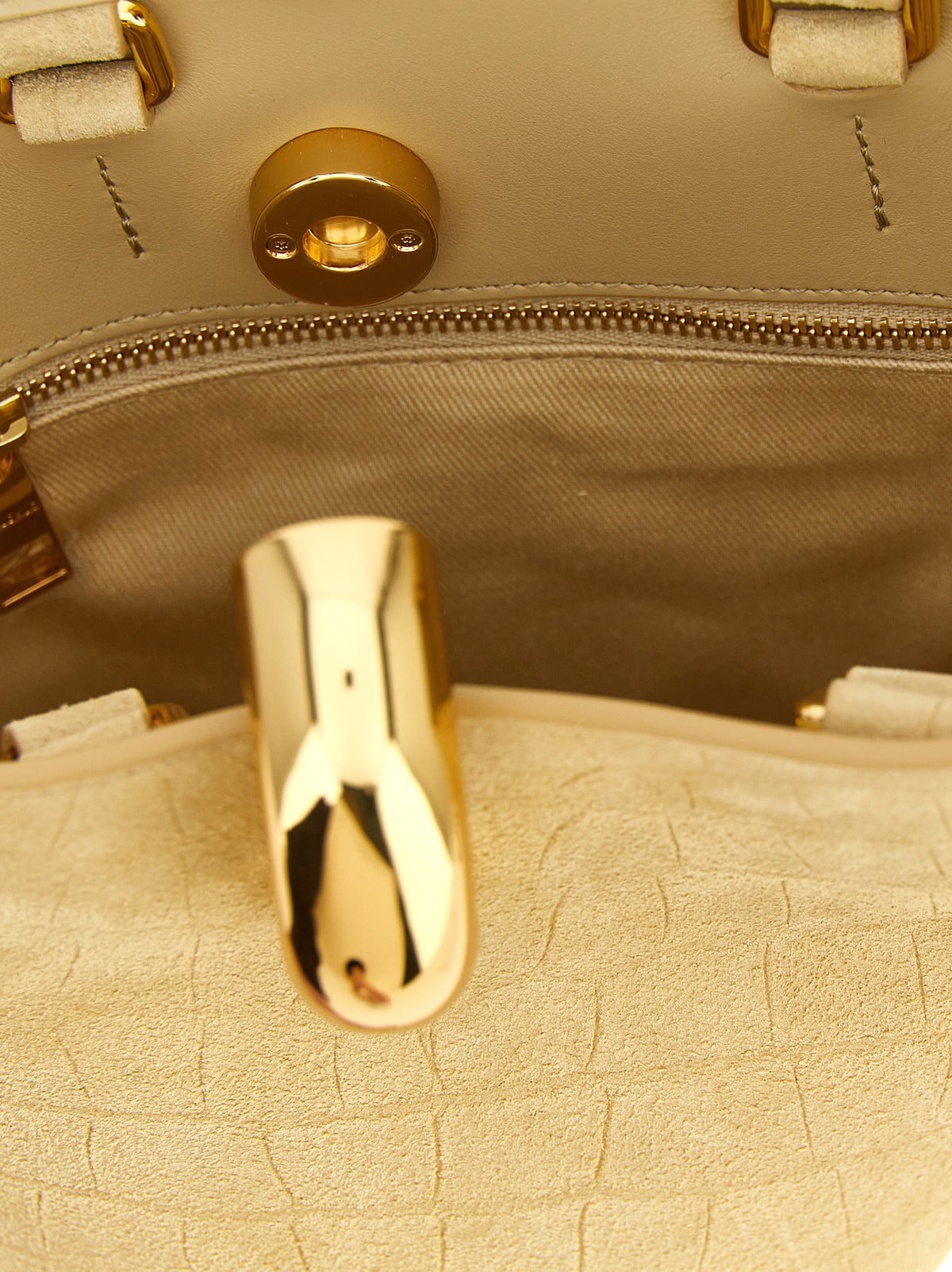 Borsa Le Petit Bambola di Jacquemus in pelle stampa coccodrillo color beige