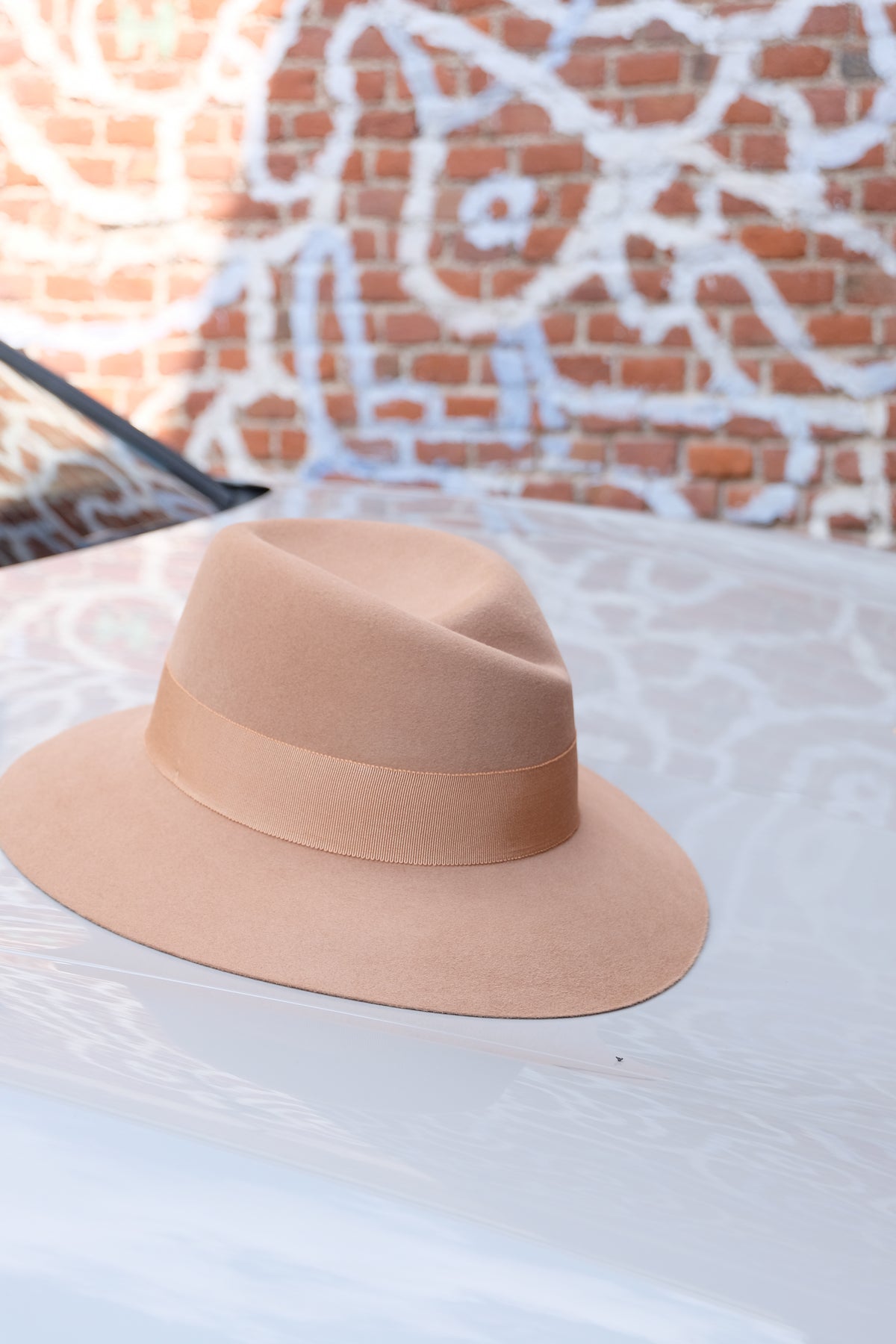 Virna — Pălărie Fedora Sculpturală Camel